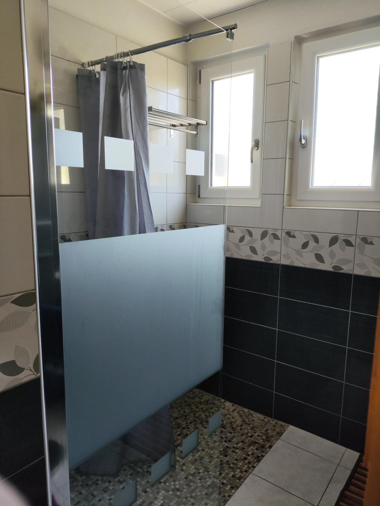 Privatunterkunft Room,chambre Privee Chez L'habitant,parking Voiture Devant La Maison,garage Moto Et Velo *